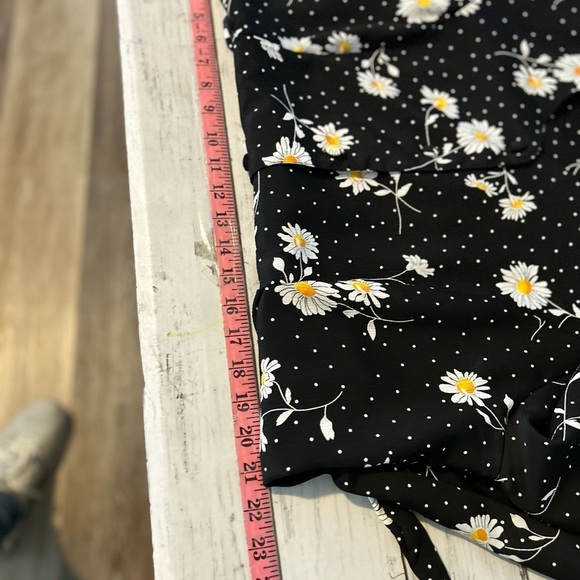Women's Size 18
Daisy and polka dotPrint Button down dress - Picture 6 of 8